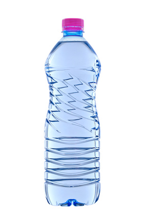 L’eau minérale et le test de K-Tipp: mauvaises notes pour les bouteilles en PET.