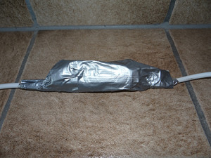 Image 4: Pour une meilleure protection, on peut entourer le MiniTuner enveloppé dans la feuille d’aluminium d’un large ruban adhésif.
